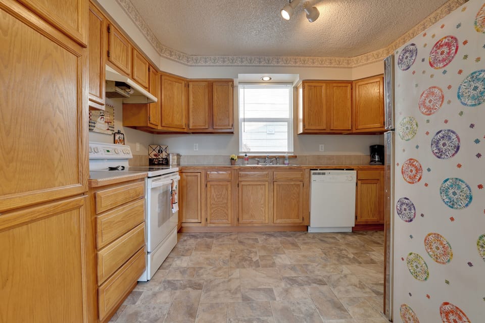 Kitchen | Fully Equipped w/ Cooking Basics