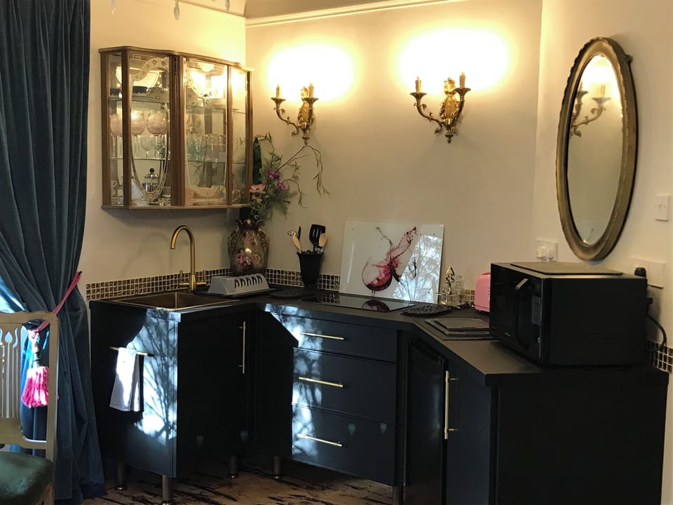 Kitchenette. 
