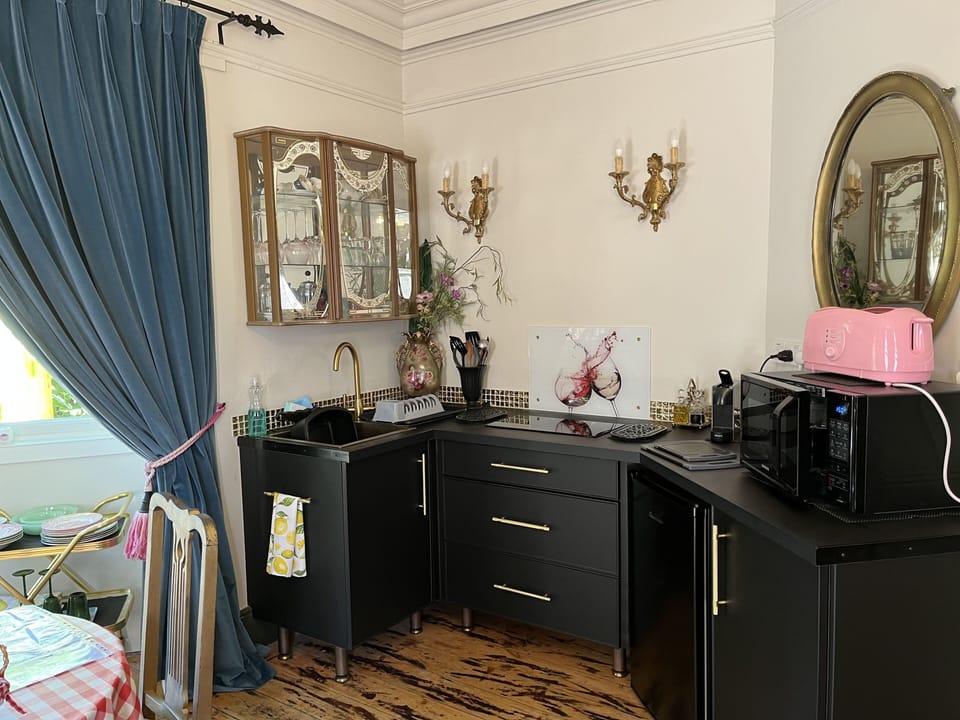 Kitchenette. 