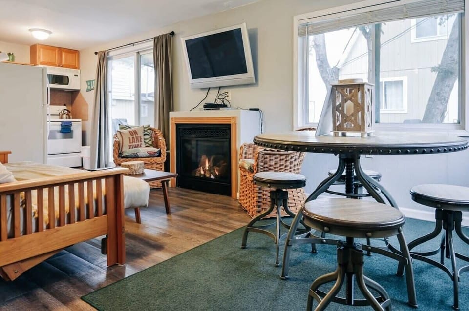 Cozy open-concept living/kitchen/dining area