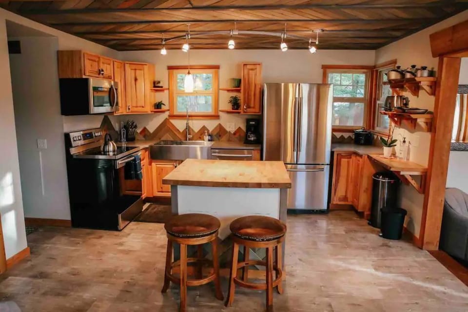 Full kitchen with all cooking essentials