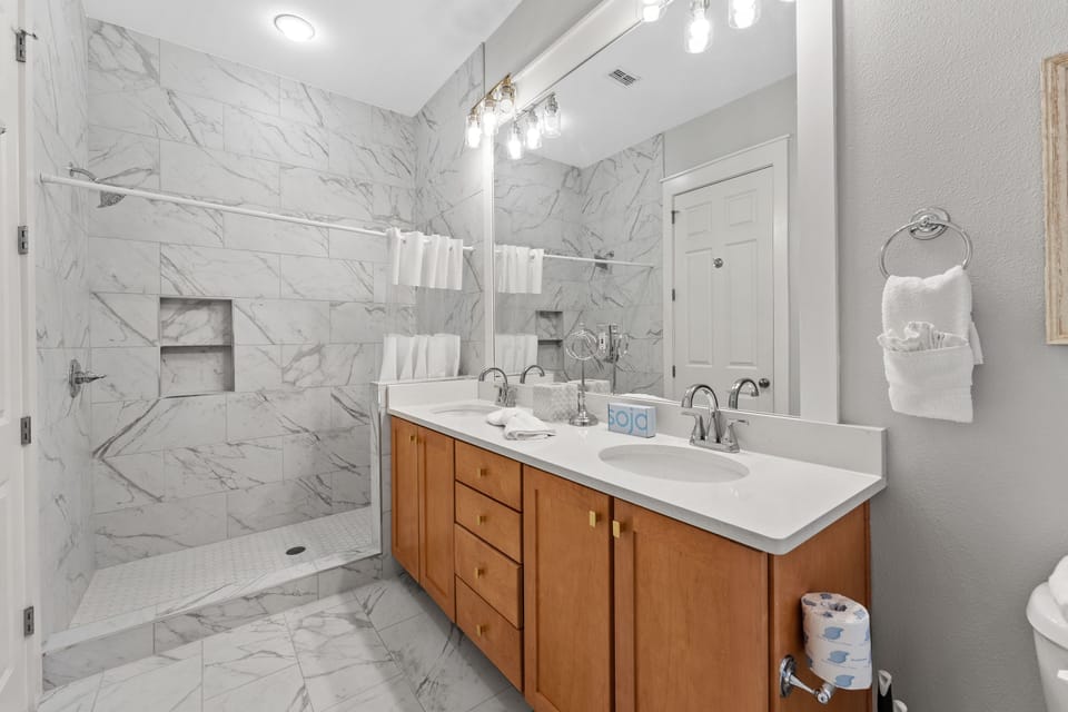 1st Floor Master Bathroom