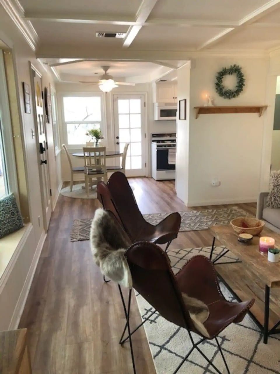 Looking from the livingroom through the kitchen. 