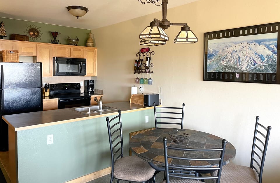 Fully equipped kitchen and dining area