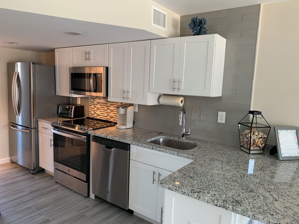 Fully equipped kitchen, full size appliances, cooking & serving ware, utensils
