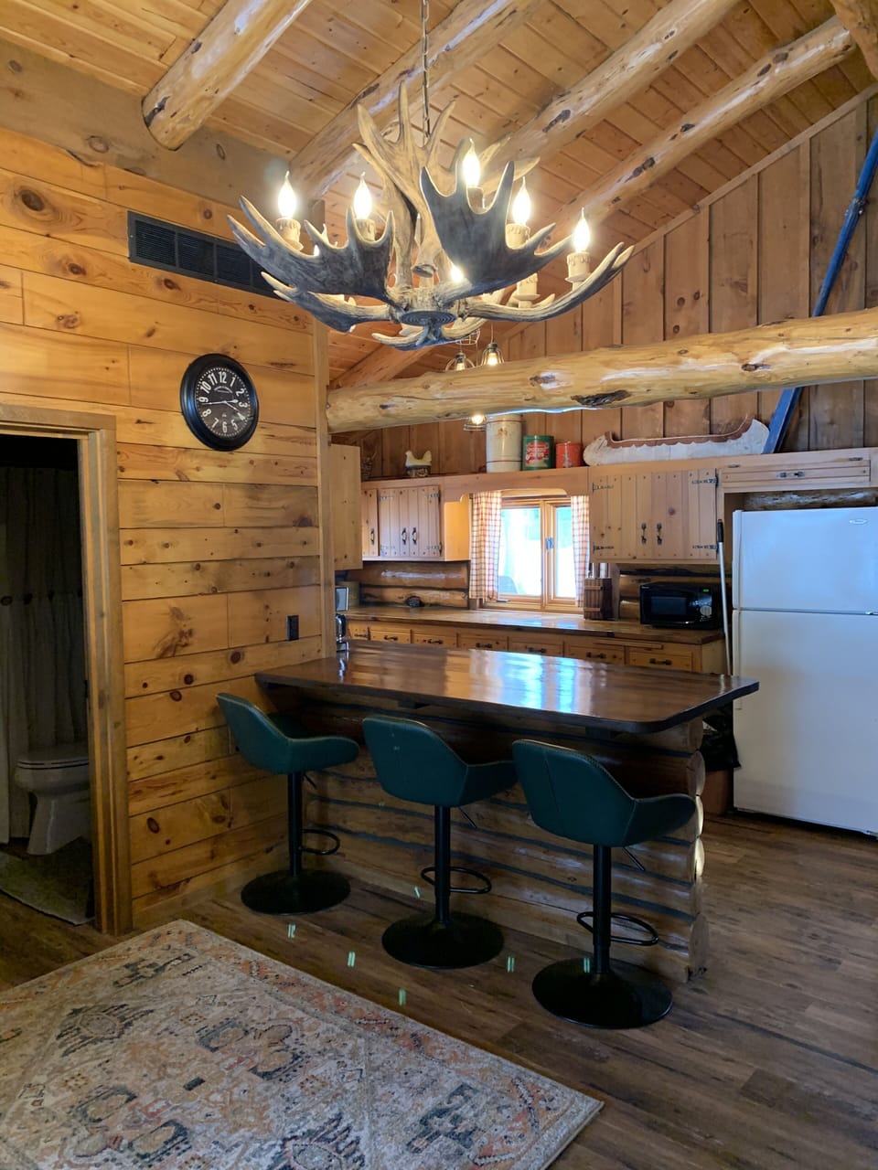 Dining area ( 6 bar stools)