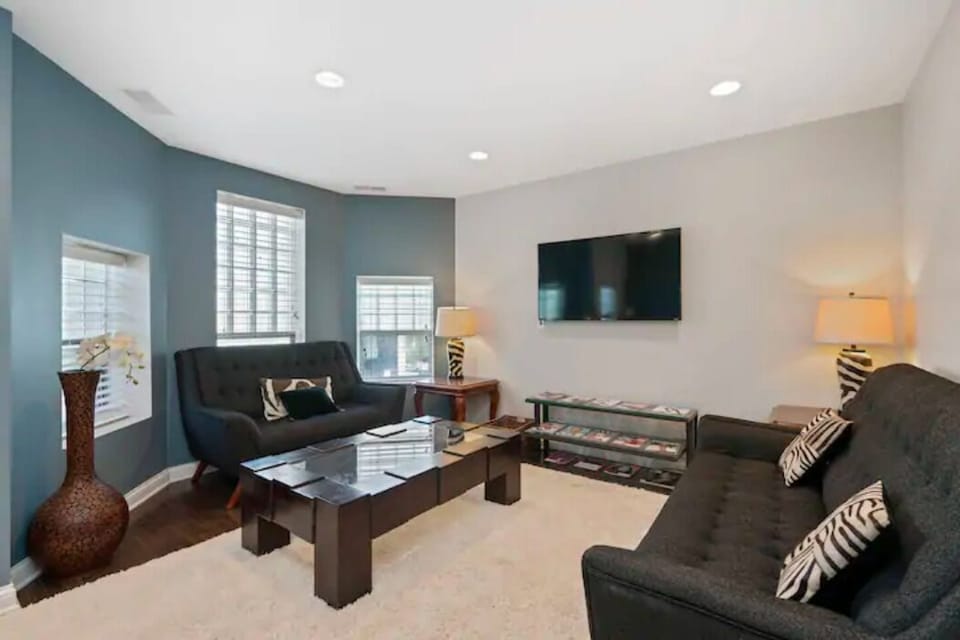 Front Living Area (facing South) magazines to read & unwind 