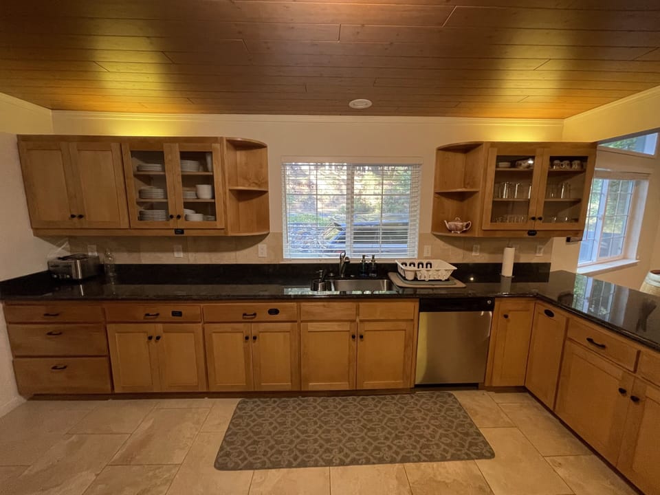 Stocked with Toaster, Instant Pot, Air Fryer, Slow Cooker 