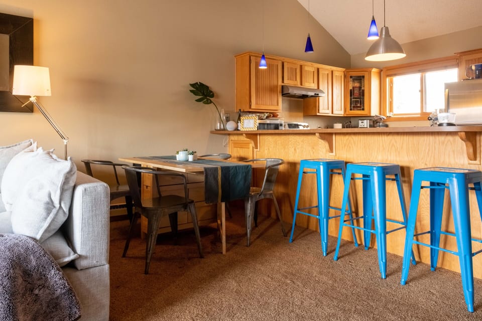 Plenty of comfortable options for places to eat and drink.