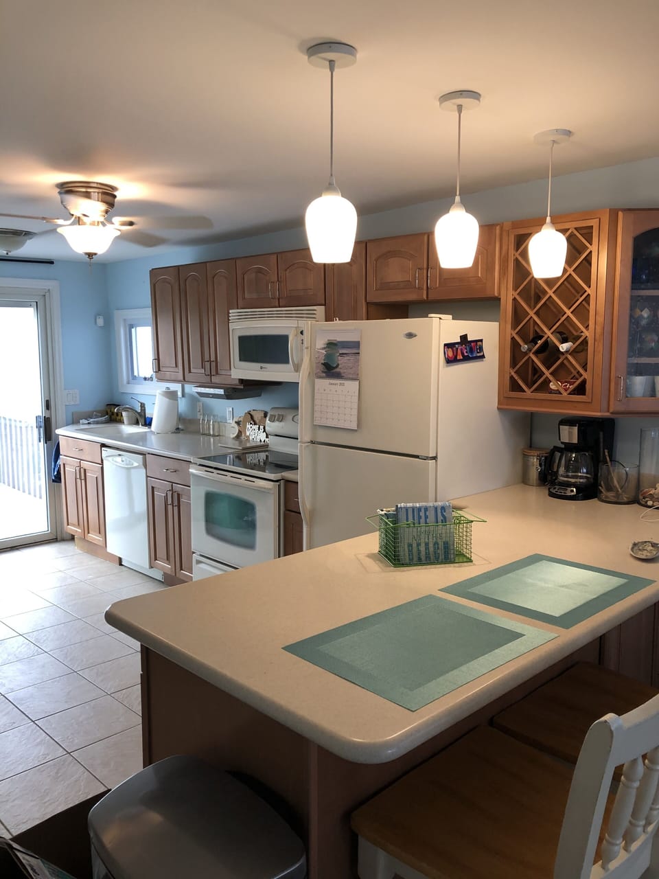 Fully-equipped kitchen: perfect counter for quick meals before hitting the beach