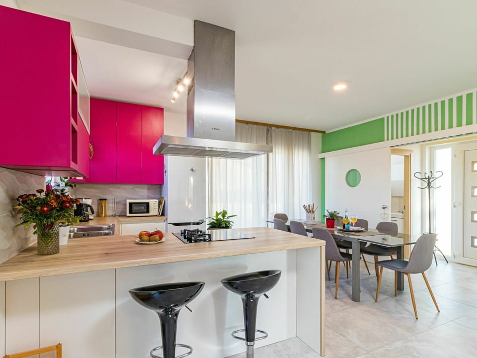 Room, Interior Design, Floor, Flooring, Glass, Countertop, Ceiling, Furniture, Interior Design