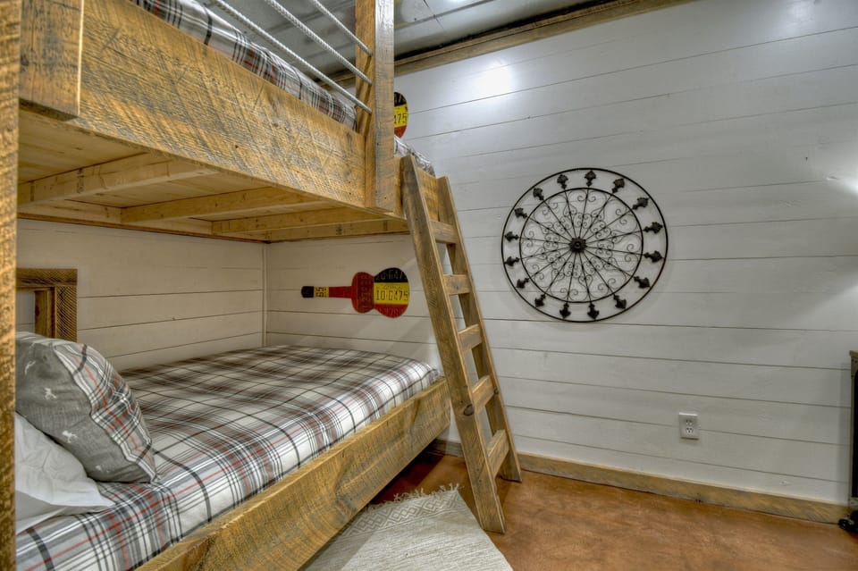Queen (2x) Bunk Room (lower level)