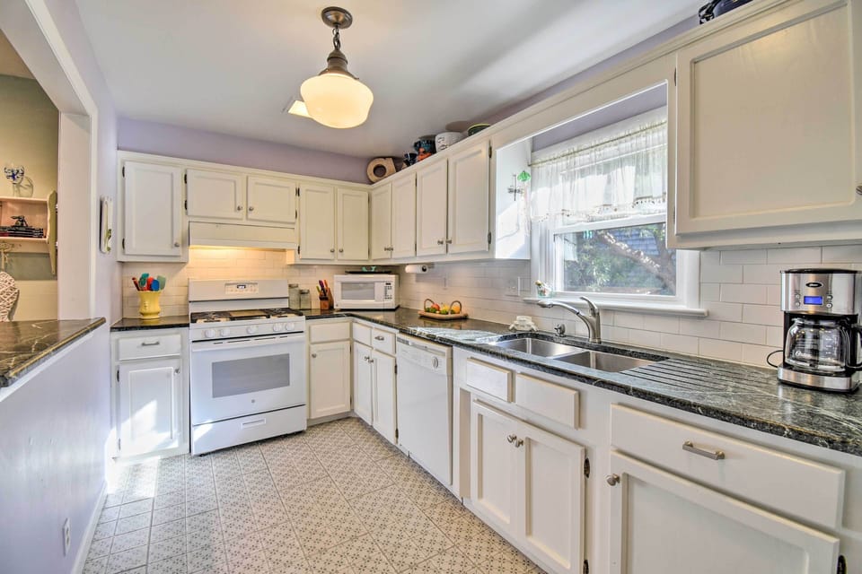 Fully Equipped Kitchen | Dishware/Flatware