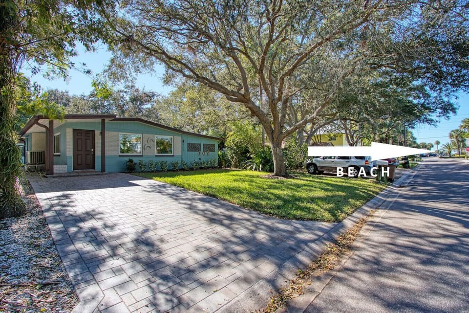 Just a 1-minute walk to the the sugary white sand of the Gulf beach! 