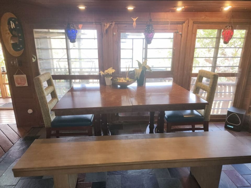 Fully stocked kitchen with gas stove, new fridge W/ ice maker and entire house water filtration system! Keurig & grinder for k cups or beans ;).