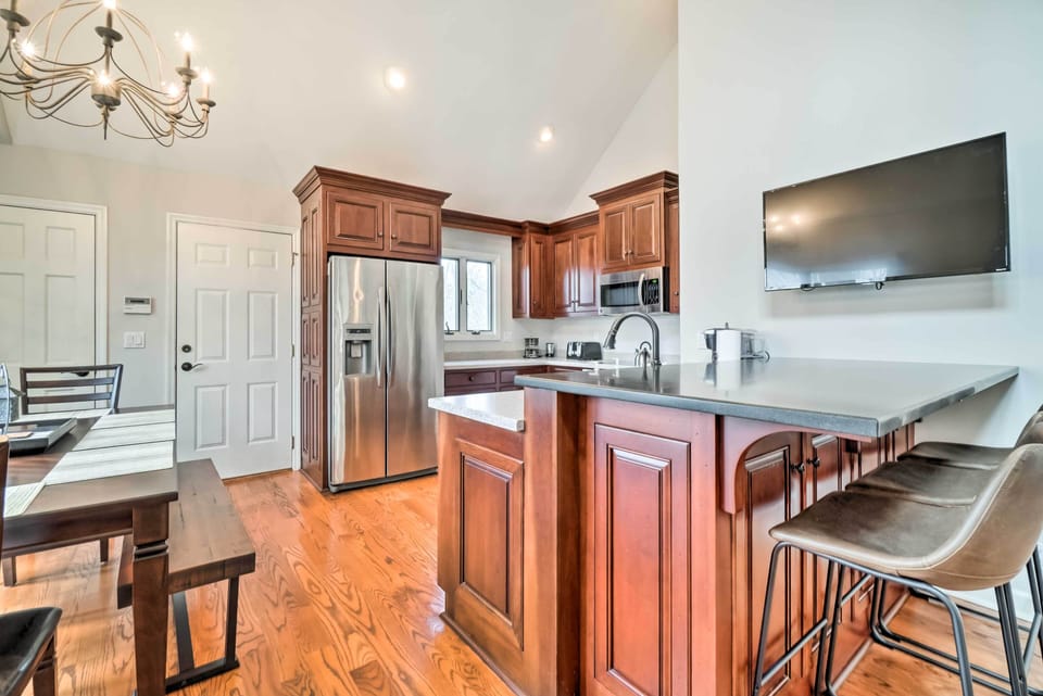 Kitchen | Cooking Basics | Coffee Maker | Paper Towels/Trash Bags Provided