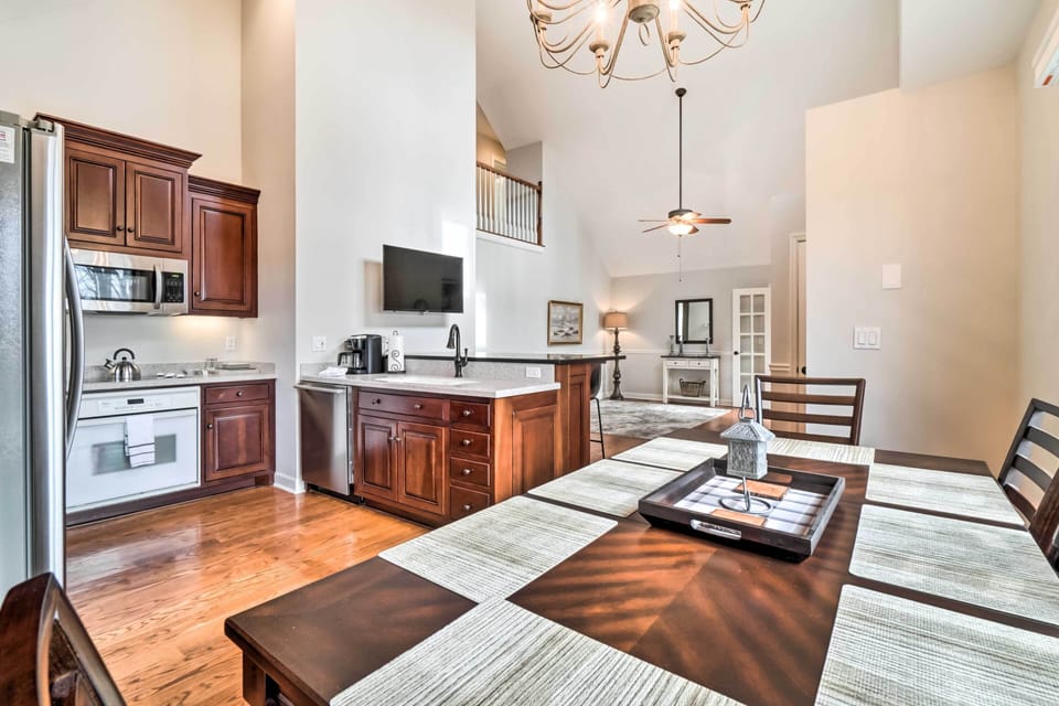 Dining Area | Dishware/Flatware Provided