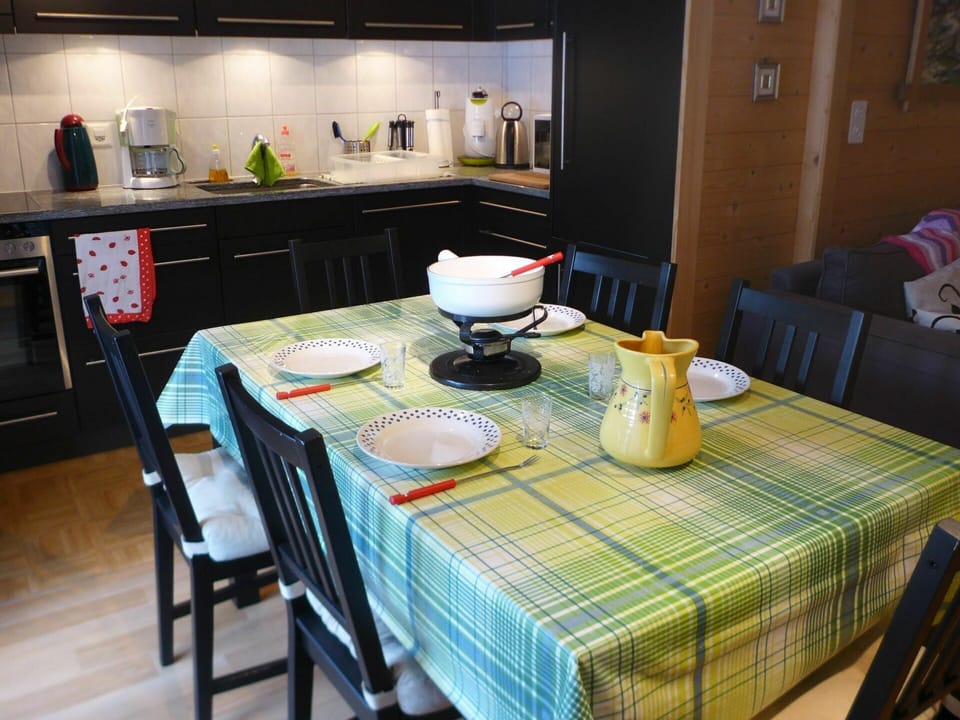 Table, Furniture, Property, Tableware, Dishware, Interior Design, Tablecloth, Countertop, Floor, Chair