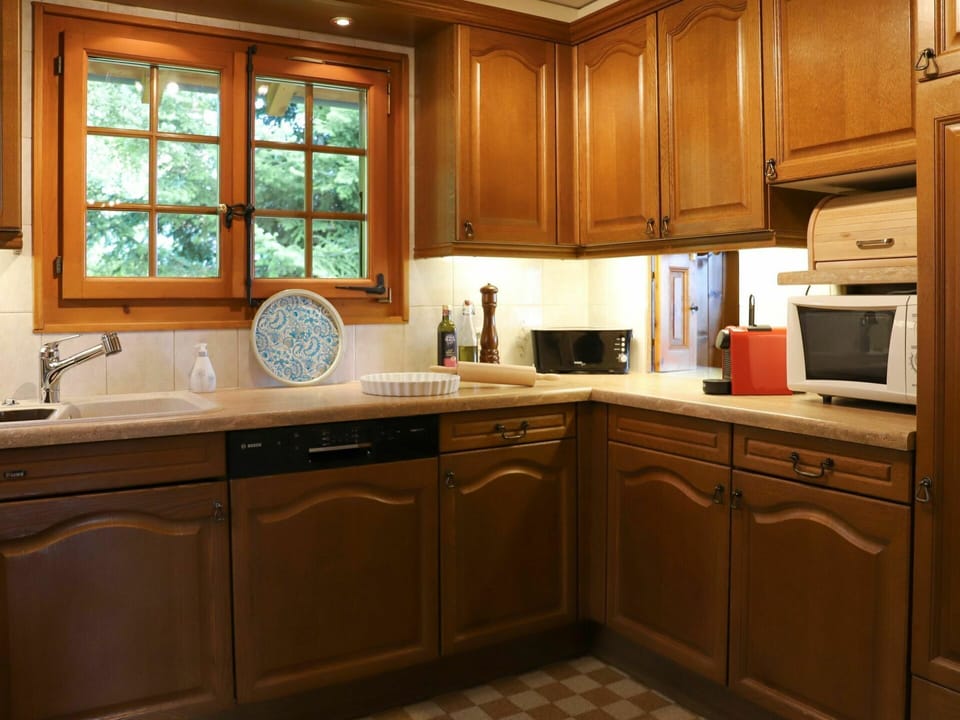 Brown, Countertop, Cabinetry, Kitchen Sink, Property, Sink, Furniture, White, Tap, Kitchen Appliance