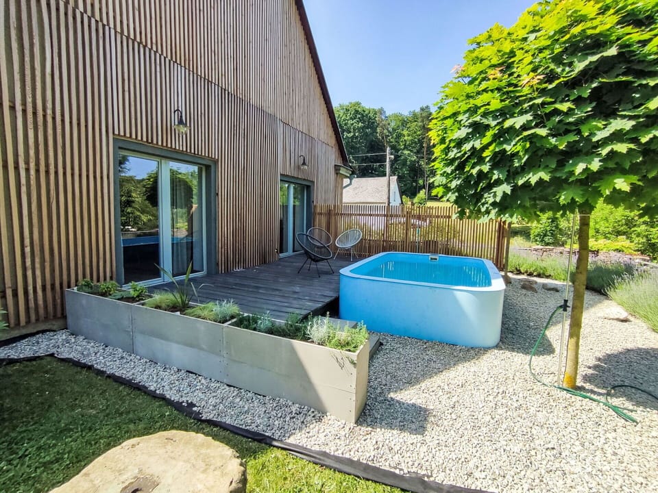 Garden, Shrub, Backyard, Composite Material, Landscaping, Shade, Yard, Deck, Cottage, Flowerpot