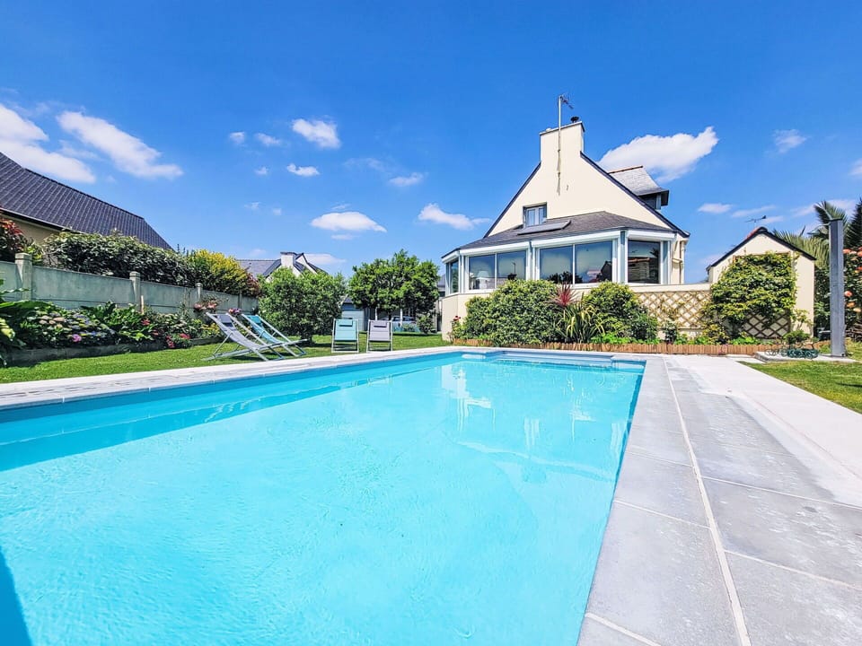 Water, Sky, Cloud, Plant, Property, Building, Swimming Pool, Azure, Tree, House