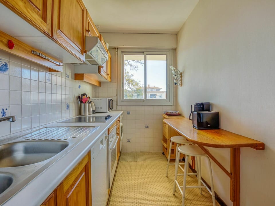 Countertop, Cabinetry, Kitchen Sink, Property, Sink, Furniture, Tap, Building, Window, Plumbing Fixture