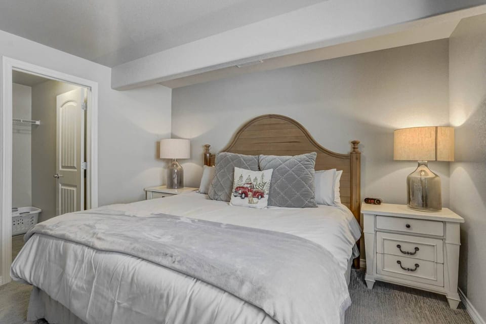 Bedroom 3 with King Bed