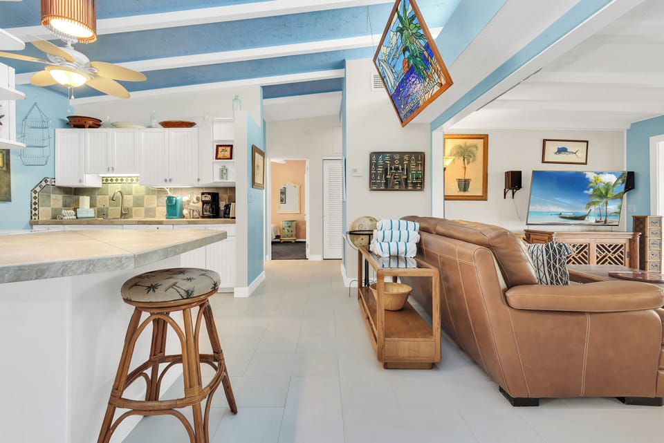 Split plan with 2 master bedrooms. 3rd bedroom has 2, twin beds.