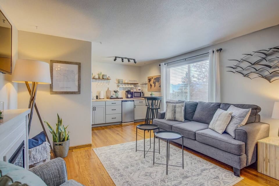 Living Room: Bright and inviting space with stylish decor and mountain views for relaxation!