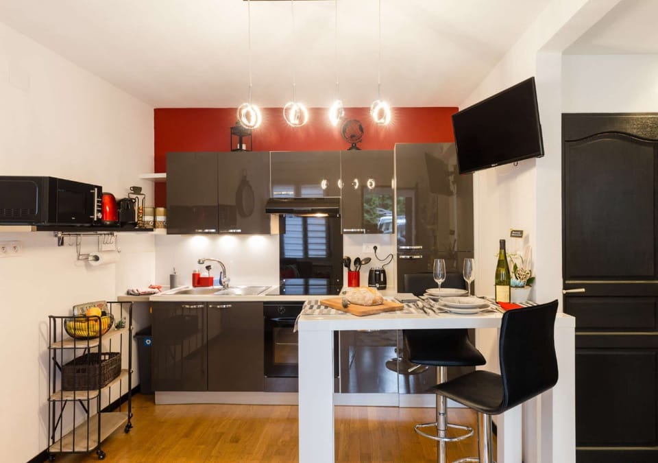 Kitchen: oven + electric hob + fridge/freezer + microwave + dishwasher