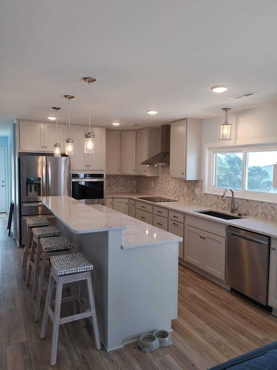 kitchen equiped with double oven, cooktop, dishwasher & microwave