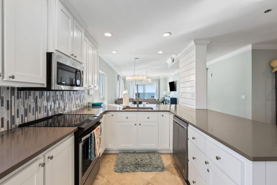 Fully stocked kitchen!