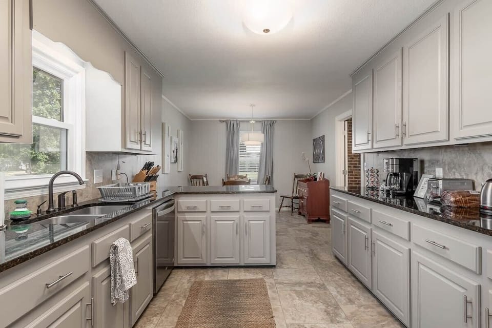 Kitchen (Alternate View)