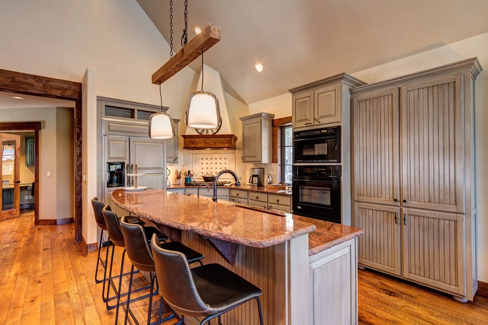 Kitchen with 4 stools at the island