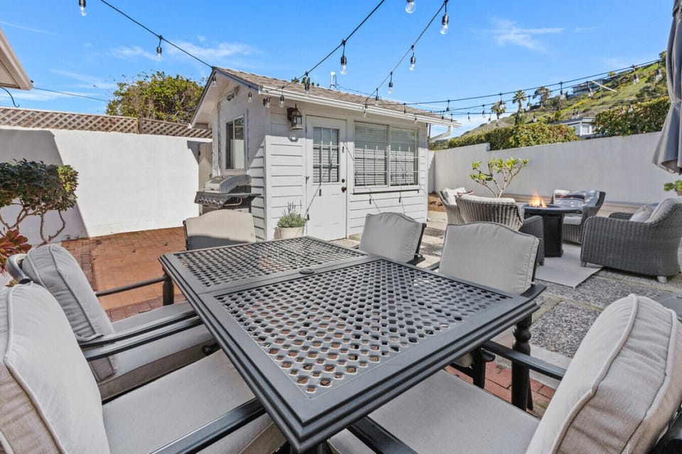 Private Back Patio w/Gas BBQ, Firepit, dining table & detached cottage