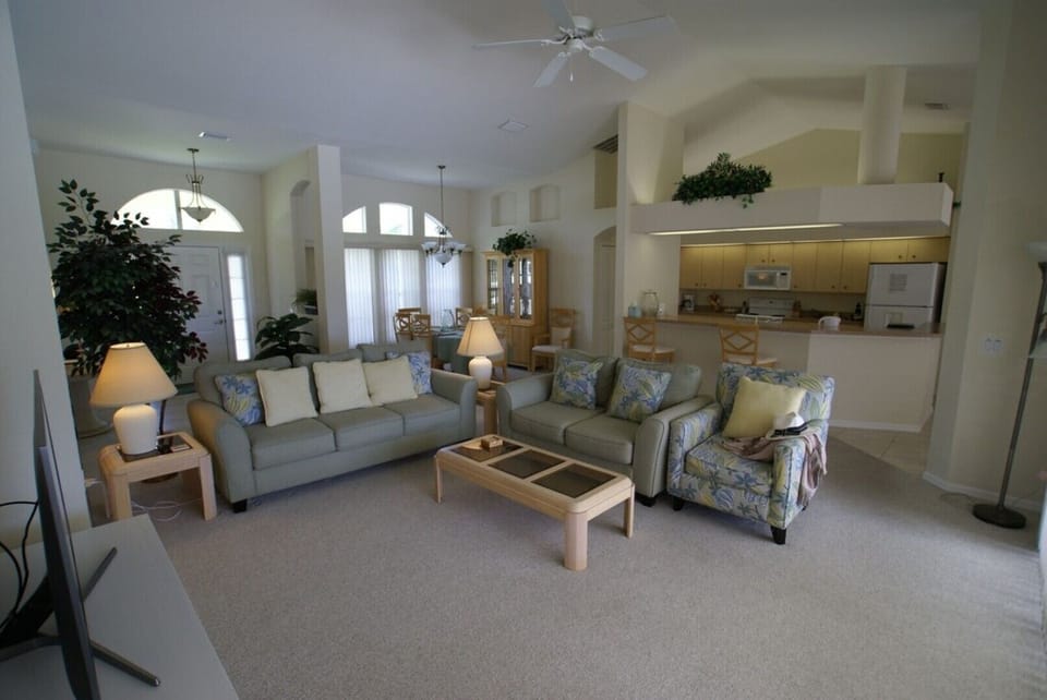Great/Living Room with Kitchen Bar & Formal Dining Area