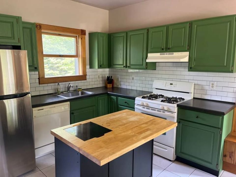 Full Kitchen (stocked with dishes and cookware)