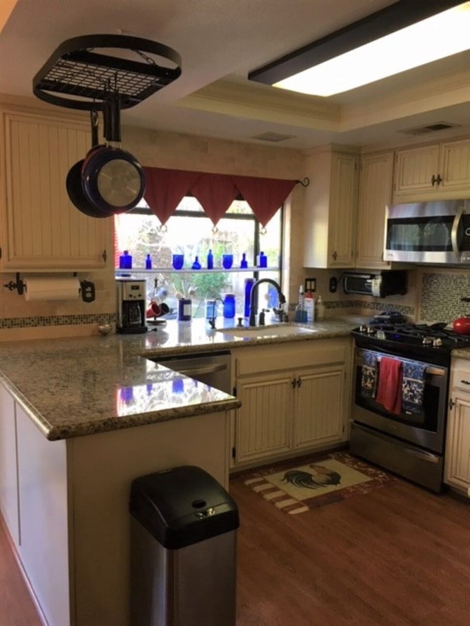 Fully equipped kitchen.