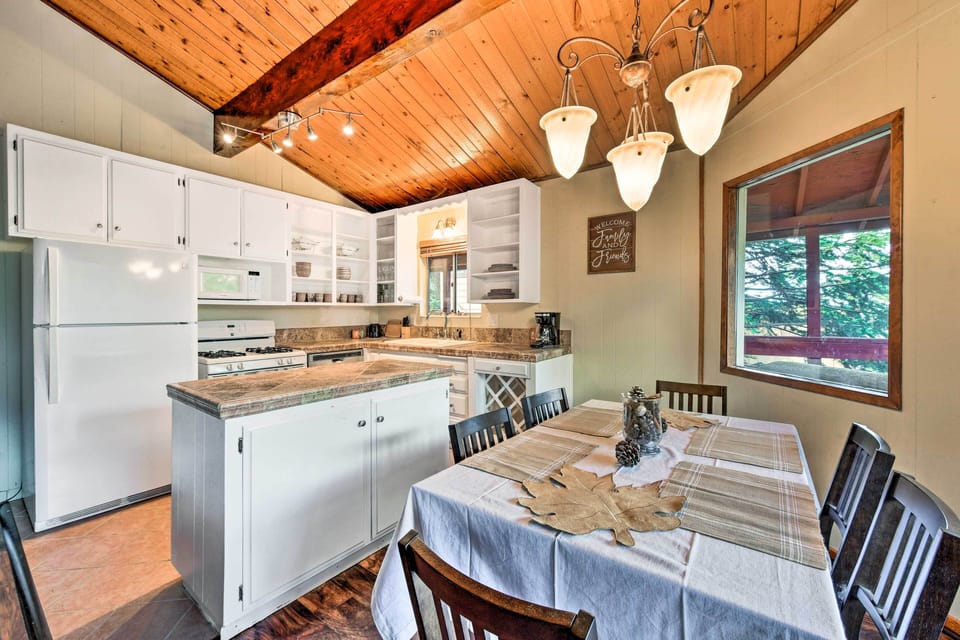 Dining Table | Seats 6 | Dishware & Flatware