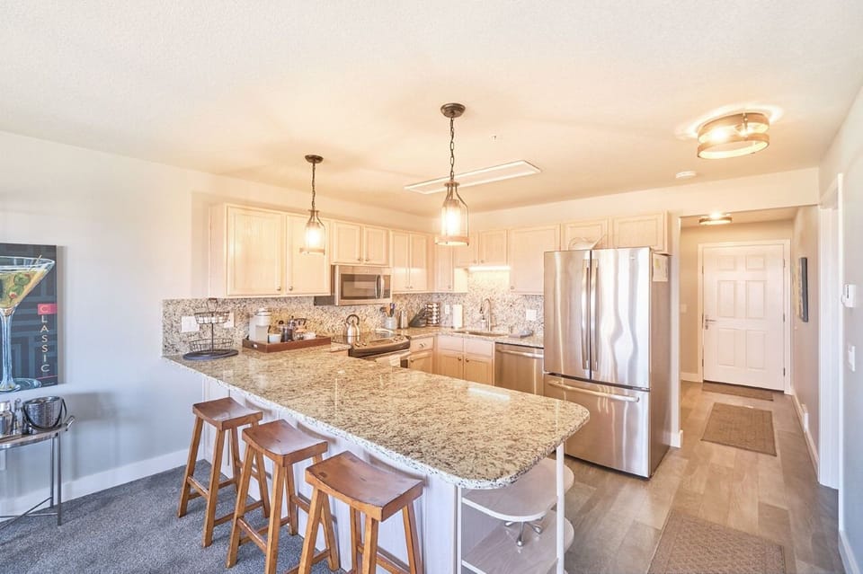 Kitchen seats 3 at the bar