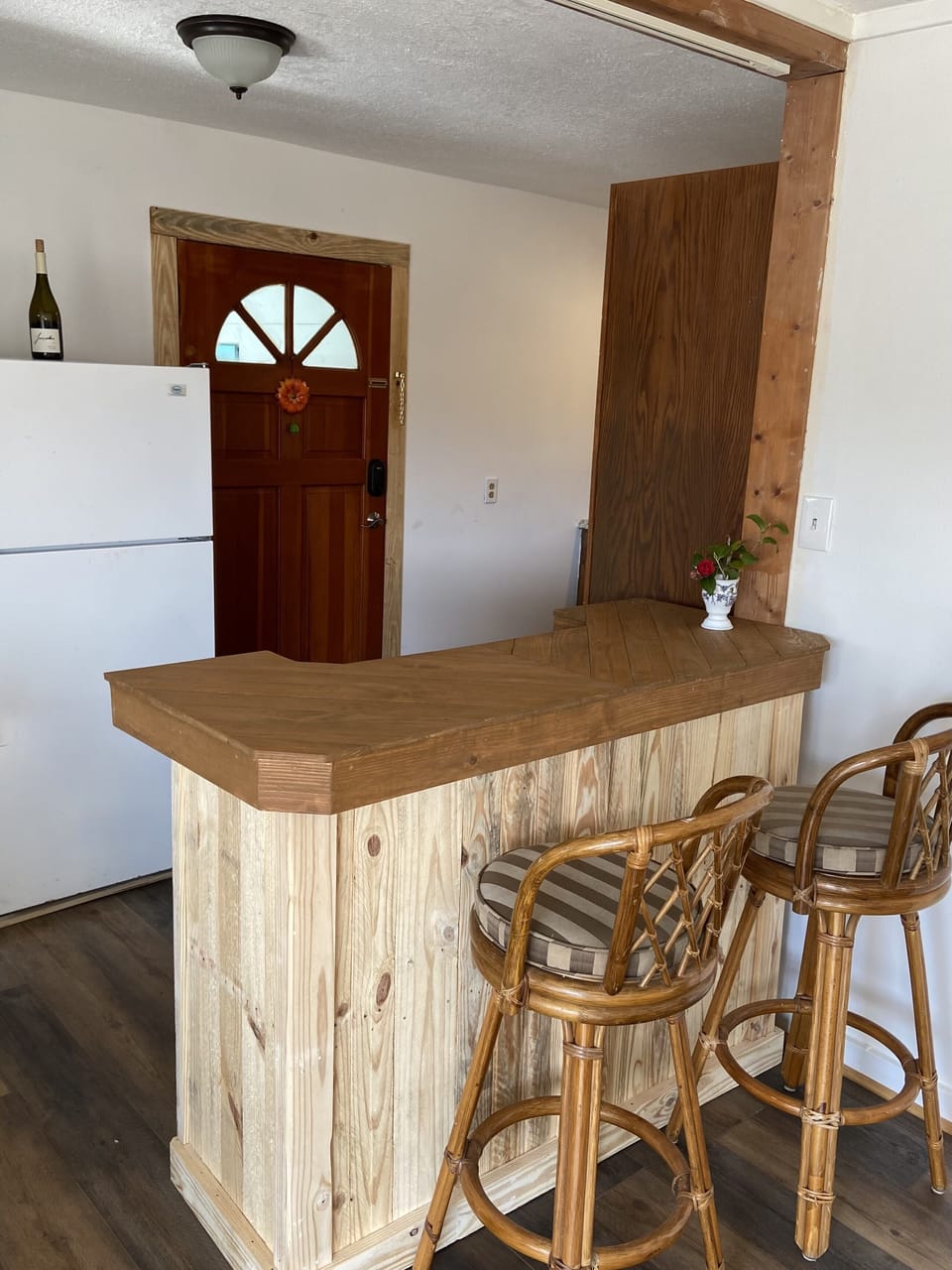 Bar offers extra storage for kitchen
