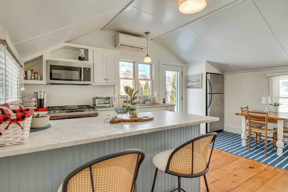 Breakfast Bar | Kitchen