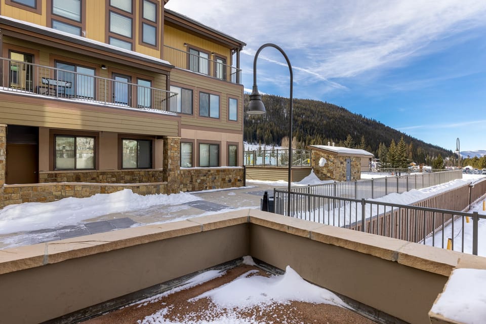 Entryway to Slopeside #2732