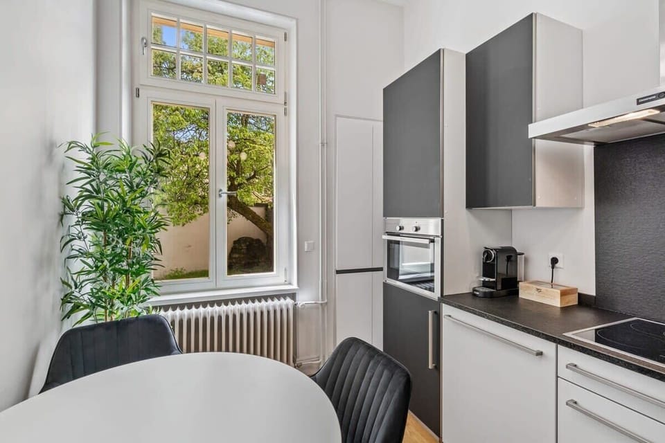 Prepare your favorite meals in our fully equipped kitchen with a view of the green outdoors. Direct bookings: www.arcaproperties.lu