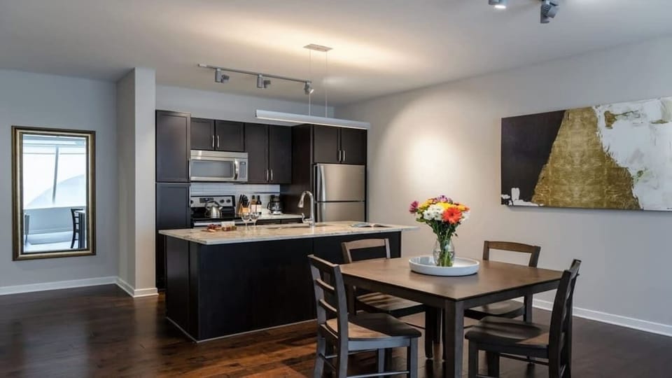 Fully equipped kitchen and dining area