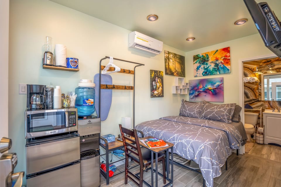 Full size double bed in the apartment. 
Tinted windows for day time privacy.