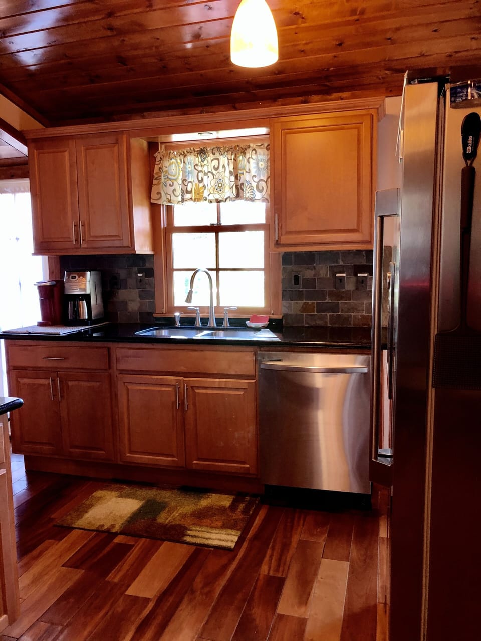 Kitchen sink with dishwasher