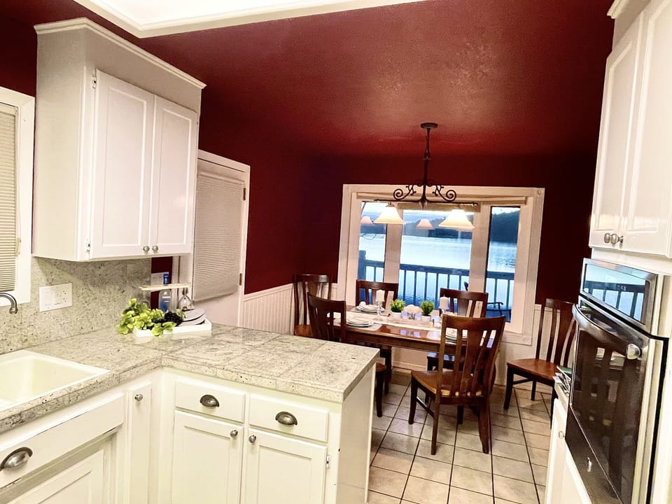 Kitchen with table for 6.