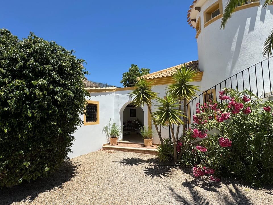Entrance to garden room/patio.