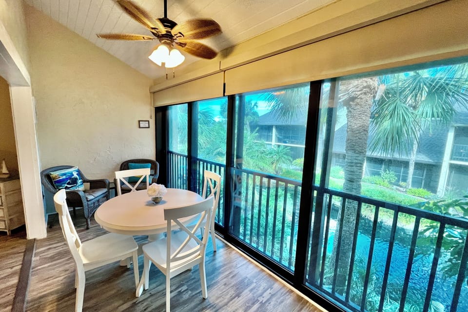Enclosed lanai/Dining area
